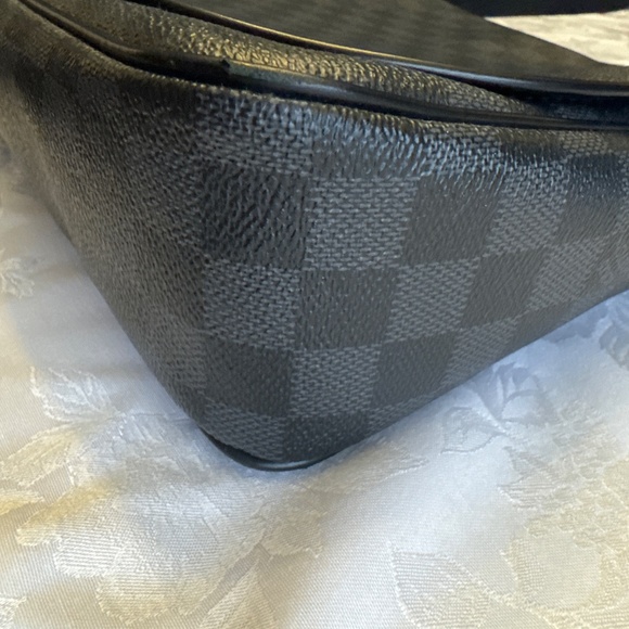 Authentic Louis Vuitton Graphite Damier District MM Cross Body Bag - Picture 4 of 16